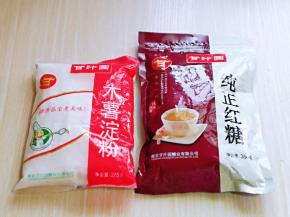 准备木薯粉与红糖。