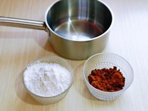 准备一口小奶锅，70g的纯净水。