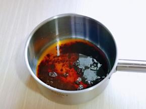 将纯净水倒入锅中，加入红糖。