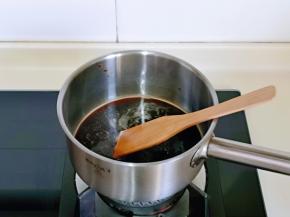 上灶小火将红糖煮沸，煮的过程中用铲子来回搅动。