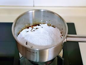 待红糖煮沸后，加入木薯粉，立即关火。