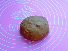 趁热搅拌均匀，揉成团，且无干粉。