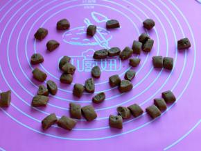 再用刮刀切出小面团。