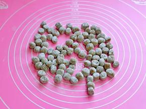 依次搓好的珍珠，撒上少许木薯粉，使珍珠均匀的裹上木薯粉，以防黏连，如图。