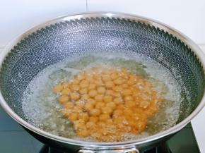 煮珍珠啦！锅中加入纯净水烧开，下珍珠，中小火煮，不断的用铲子来回搅拌，避免粘锅。