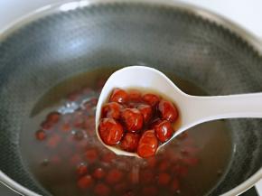 大约煮了15分钟左右，珍珠晶莹剔透即可关火，捞出过冷水，这样珍珠才不会黏连。(煮珍珠的时间也要根据珍珠的大小另定)