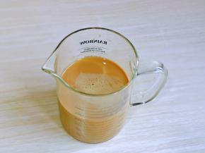 咖啡粉倒入杯中，沸水冲开，加入牛奶搅拌均匀即可。(也可以用红茶与牛奶，300g牛奶加入5g红茶加入锅中煮3-4分钟，之后将红茶过滤掉，加入珍珠就可以啦)