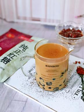 将珍珠加入咖啡奶茶中，筛了一层可可粉，不喜欢可以省略。