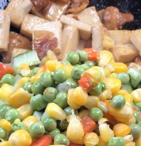 加入熟三色丁，翻炒均匀至入味