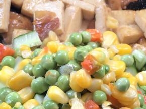 加入熟三色丁，翻炒均匀至入味