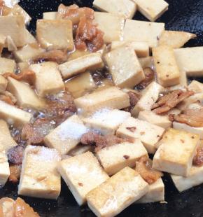 加盐，炒匀入味