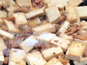 加盐，炒匀入味