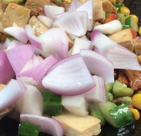 加入洋葱，翻炒均匀至断生