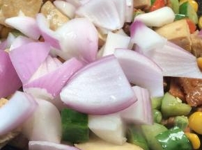 加入洋葱，翻炒均匀至断生