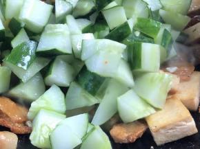 加入黄瓜丁，翻炒均匀至断生