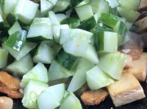 加入黄瓜丁，翻炒均匀至断生