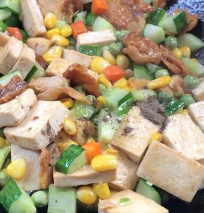 调入胡椒粉，炒匀