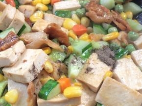 调入胡椒粉，炒匀