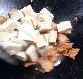 倒入豆腐丁丁
