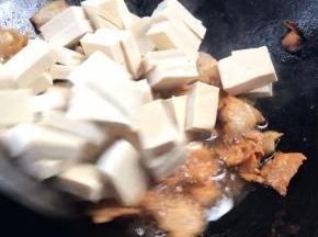 倒入豆腐丁丁