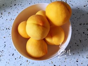 黄毛桃洗净