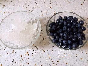 准备冰糖和蓝莓