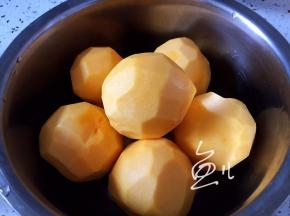 将黄毛桃去皮