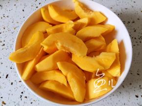 将黄毛桃切小块