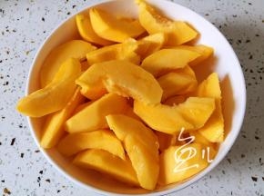 将黄毛桃切小块