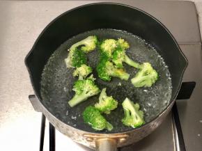 西兰花洗净，锅里烧开水，放入几滴橄榄油，加少许盐，放入西兰花，焯熟后捞起沥水备用。