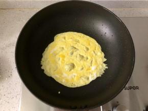 锅里放入适量食用油，鸡蛋打散，加少许盐拌匀，煎成蛋皮。