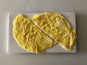 把煎蛋皮对半切；