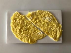 把煎蛋皮对半切；