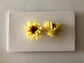 把小火腿肠放中间，裹上切好的蛋皮，底部用牙签固定，火腿煎蛋花就做好了。