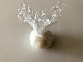 借助保鲜膜把米饭裹上芝士片和肉松，团成圆形。把三个都做好（留下一点米饭做小羊头部的毛）。