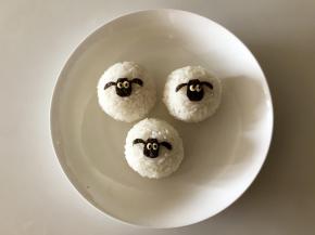 用留下的芝士片剪出眼睛，中间放入熟黑芝麻做眼珠。