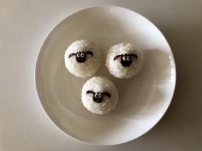 用剩下的米饭捏成小球，做头顶的绵羊毛，小羊肖恩饭团就做好了。