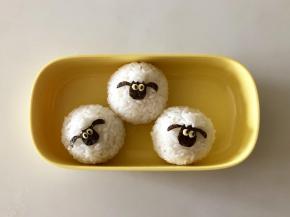 把饭团放入便当盒。