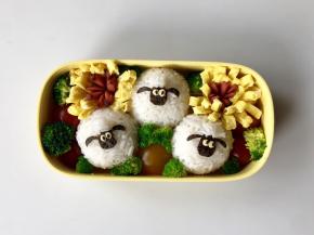 然后放入做好的配菜，用西兰花和圣女果把空隙填满，完成！