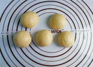 发酵到二倍大的面团，分割成5份也可10份（看个人喜欢）。