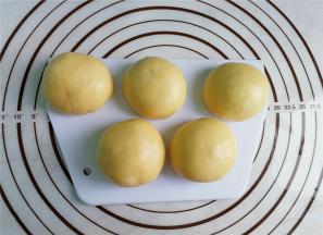 把面团放一边，静置15分钟再进行。