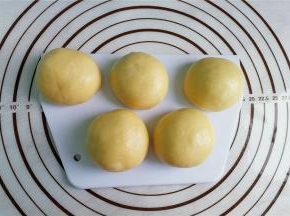 把面团放一边，静置15分钟再进行。