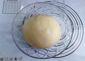 这个面团揉的软软即可，放入料理盆中盖上保鲜膜冷藏发酵一夜。