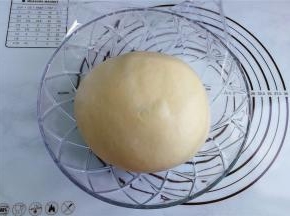 这个面团揉的软软即可，放入料理盆中盖上保鲜膜冷藏发酵一夜。