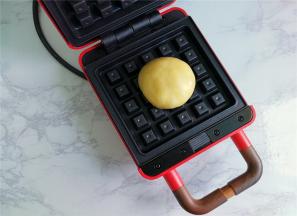 把包入馅料的小面团放入机器中，进行加热，大约3-5分钟即可（根据量增减时间）。