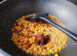 翻炒半熟，倒入盐和八宝酱调味，继续翻炒下，再倒入一点清水。