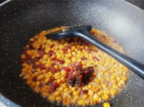 翻炒半熟，倒入盐和八宝酱调味，继续翻炒下，再倒入一点清水。