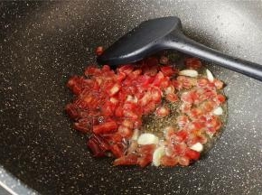 热锅倒油，把蒜片放入爆香，接着倒入腊肠丁翻炒出油脂。
