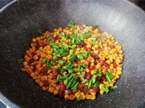 锅中煮沸后，撒入撒量蒜叶翻炒下，加盖焖一会儿即可。