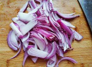 首先把洋葱去皮洗净，切丝备用，切的时候小心别辣到眼睛。